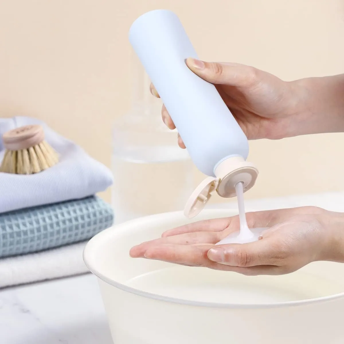 8.8 oz Travel Shampoo Bottles, Refillable Flip Cap Squeeze Bottles for Toiletries, Large Leakage-proof Travel Shampoo and Conditioner Bottles (Blue)